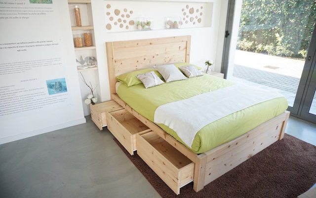 Letto con contenitore in legno di cirmolo