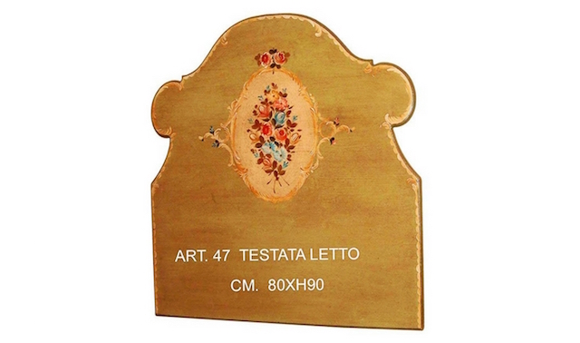 Testiera del letto in legno di abete decorata