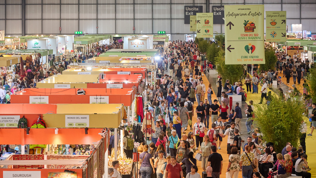 anteprima d'estate ampia veduta sugli stand della fiera dalle balconate